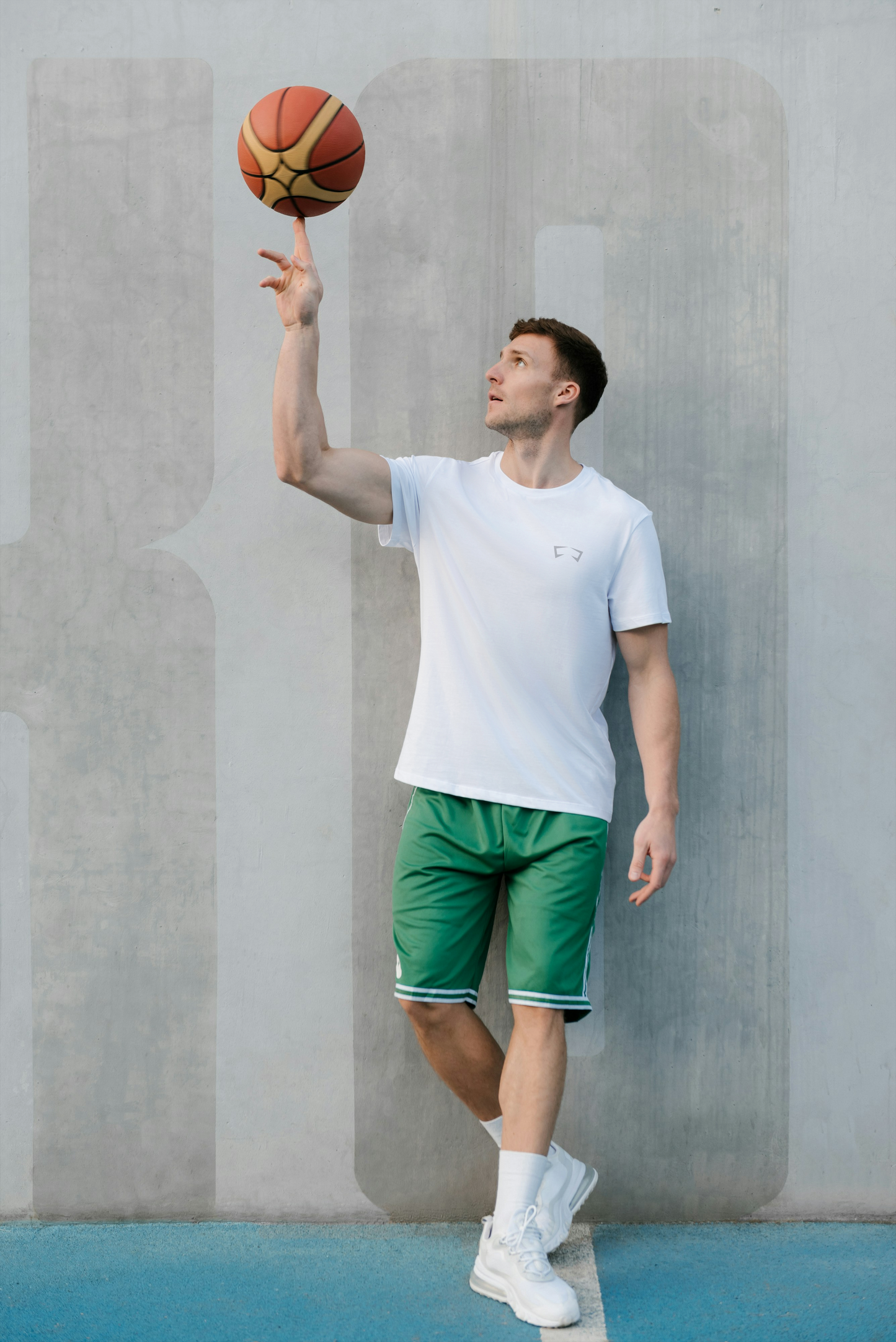 Versatile Men's Sports T-Shirt White: Cozy Comfort for Active Days in Dubai